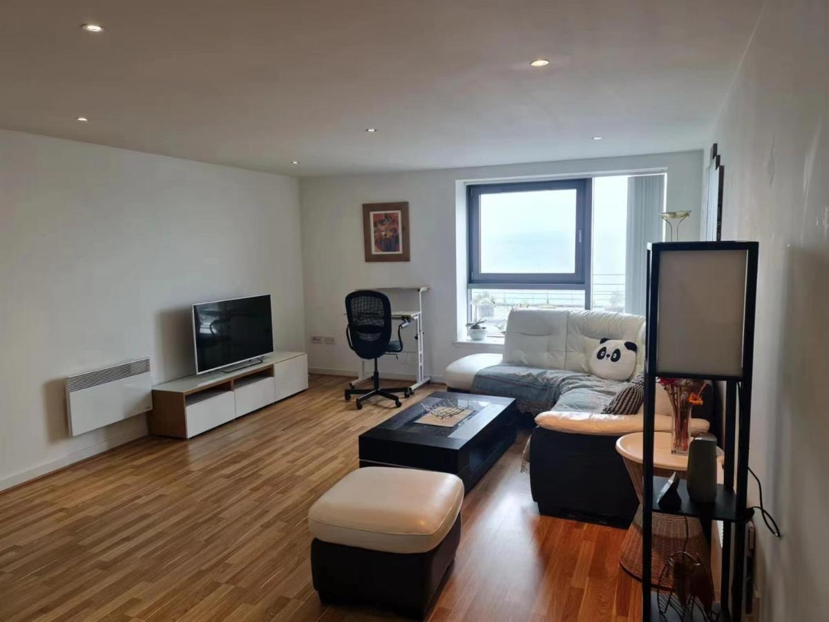 Stunning Waterfront Western Harbour Apartment เอดินบะระ ภายนอก รูปภาพ